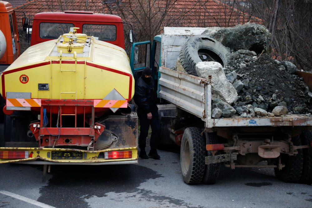 Jedna od barikada u blizini sjevernog dijela Mitrovice, Foto: Reuters