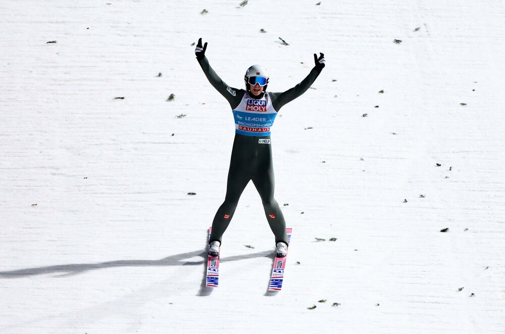 <p>Granerud je ostvario treću pobjedu na novogodišnjoj turneji, a u generalnom plasmanu je slavio sa ukupno 1.191,2 boda, ispred Poljaka Davida Kubackog</p>