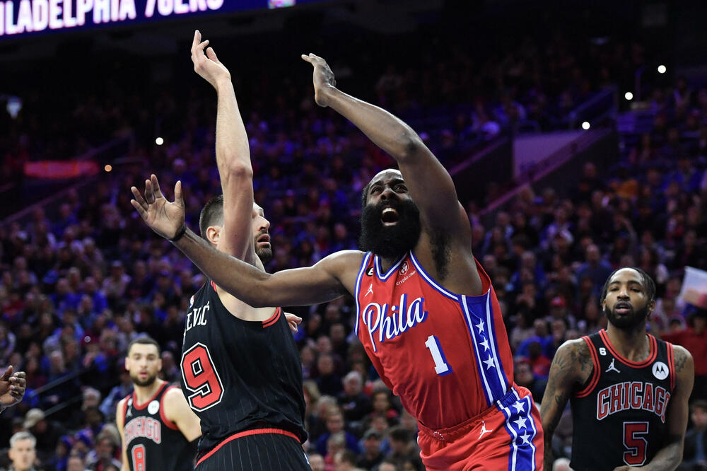 Vučević je bez faula zaustavio igrače Filadelfije, Foto: REUTERS