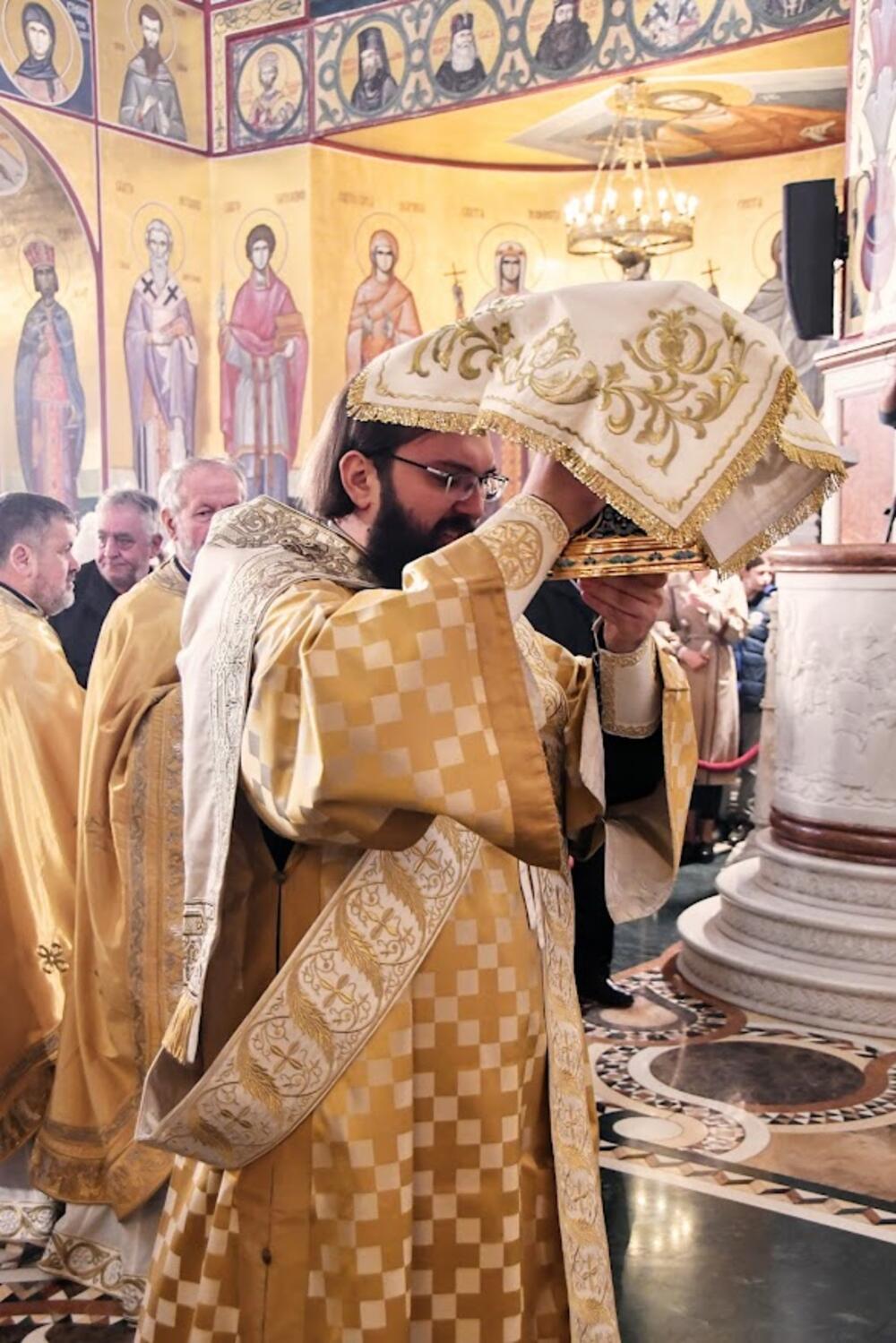 <p>Mitropolit crnogorsko-primorski vjernicima čestitao Božić, uz želju da radost ovoga praznika uđe u sve domove i porodice</p>