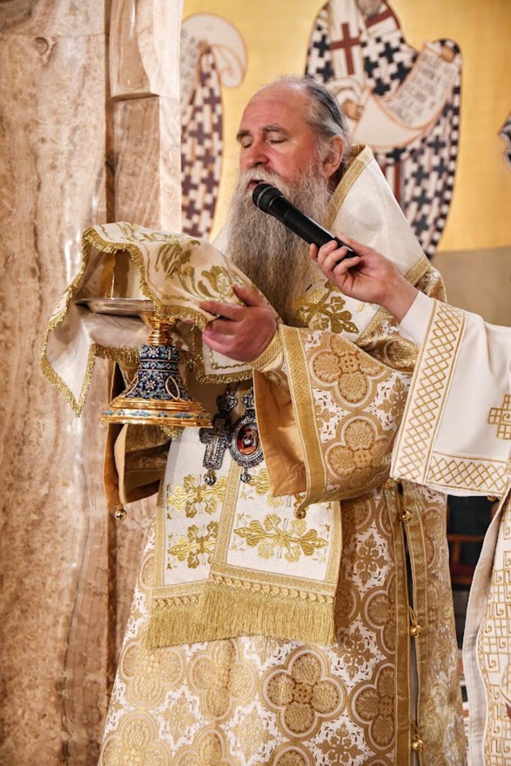 <p>Mitropolit crnogorsko-primorski vjernicima čestitao Božić, uz želju da radost ovoga praznika uđe u sve domove i porodice</p>