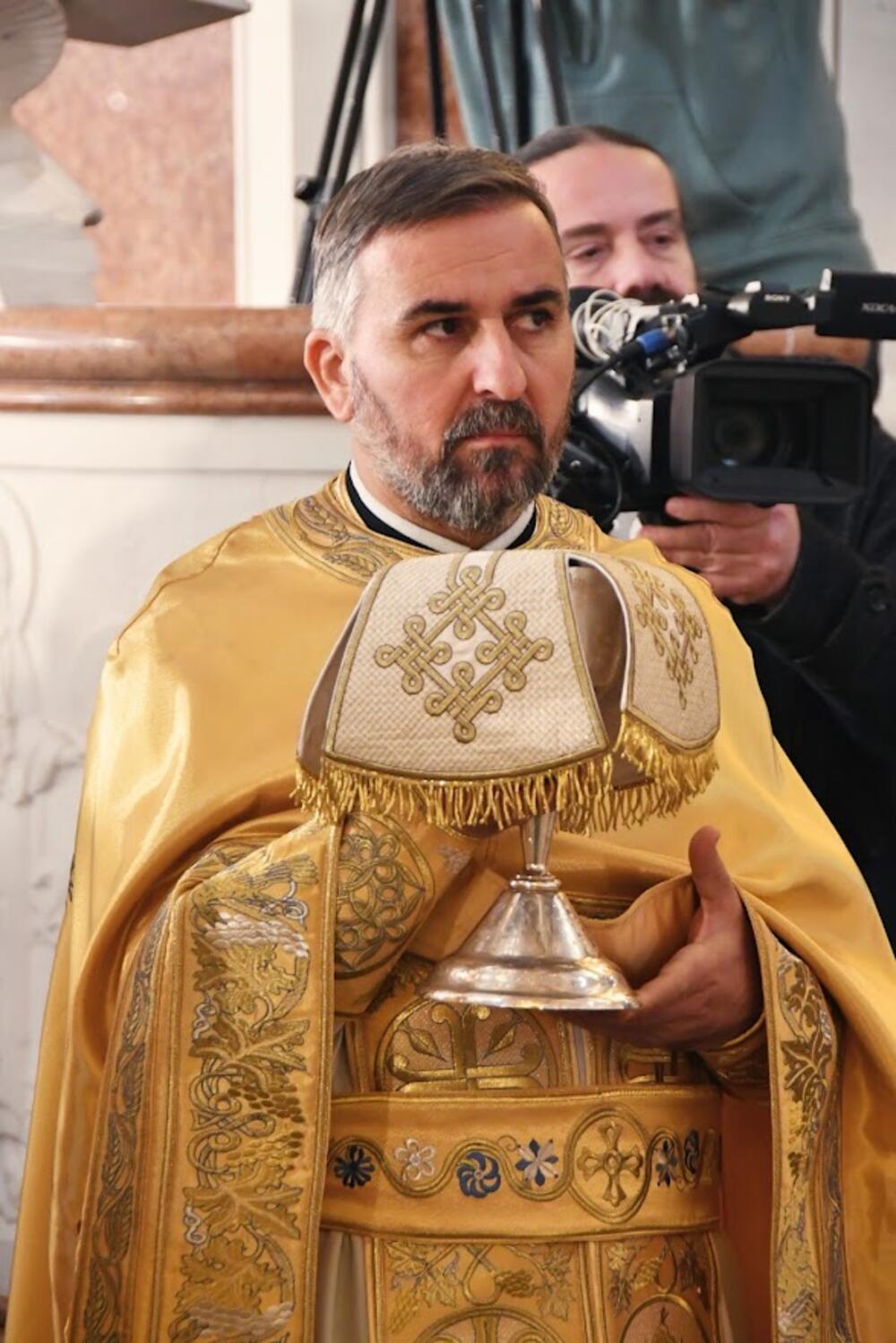 <p>Mitropolit crnogorsko-primorski vjernicima čestitao Božić, uz želju da radost ovoga praznika uđe u sve domove i porodice</p>