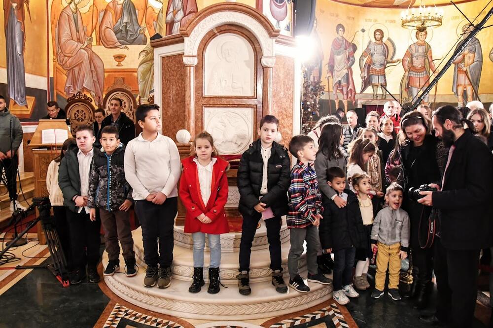<p>Mitropolit crnogorsko-primorski vjernicima čestitao Božić, uz želju da radost ovoga praznika uđe u sve domove i porodice</p>