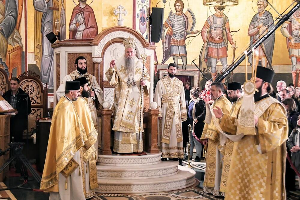 <p>Mitropolit crnogorsko-primorski vjernicima čestitao Božić, uz želju da radost ovoga praznika uđe u sve domove i porodice</p>