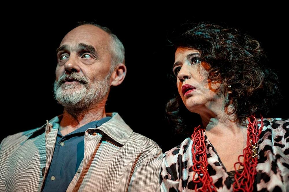 Mladen Andrejević sa koleginicom Nelom Mihajlović u predstavi “Sitnice koje život znače”, Foto: Beoart