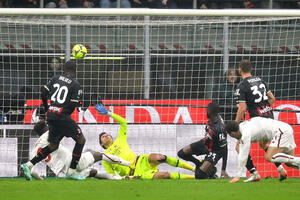 Roma otela bod na „San Siru” golovima u 87. i 94. minutu, Napoli...