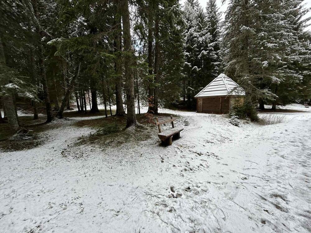 <p>Iz Meteo centra TV Vijesti sopštili su da će se na sjeveru naše zemlje tokom cijelog dana zadržati oblačno vrijeme, uz pad temperature.</p>