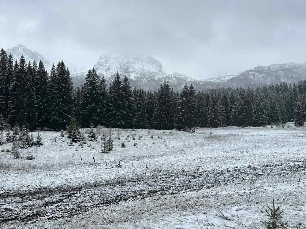<p>Iz Meteo centra TV Vijesti sopštili su da će se na sjeveru naše zemlje tokom cijelog dana zadržati oblačno vrijeme, uz pad temperature.</p>