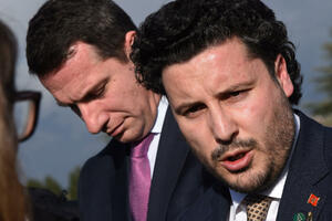 Abazović: Đukanović da odgovori da li je logično da se spava u...