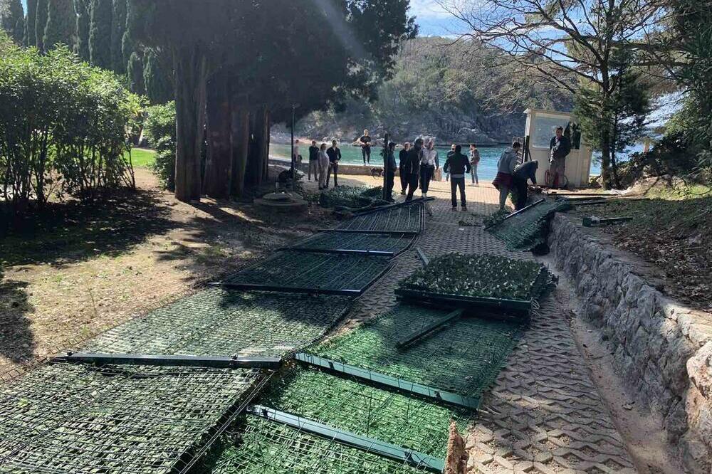 Mještani Pržna, Miločera i Svetog Stefana polomili su ogradu oko Kraljičine plaže krajem marta 2021. godine, Foto: Vuk Lajović