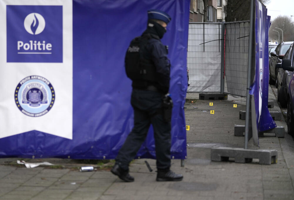 Policajac na mjestu ubistva djevojčice u četvrti Merksem u Antverpenu