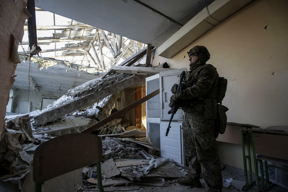 Ukrajinski vojnik u uništenoj školi u Donjeckoj oblasti 