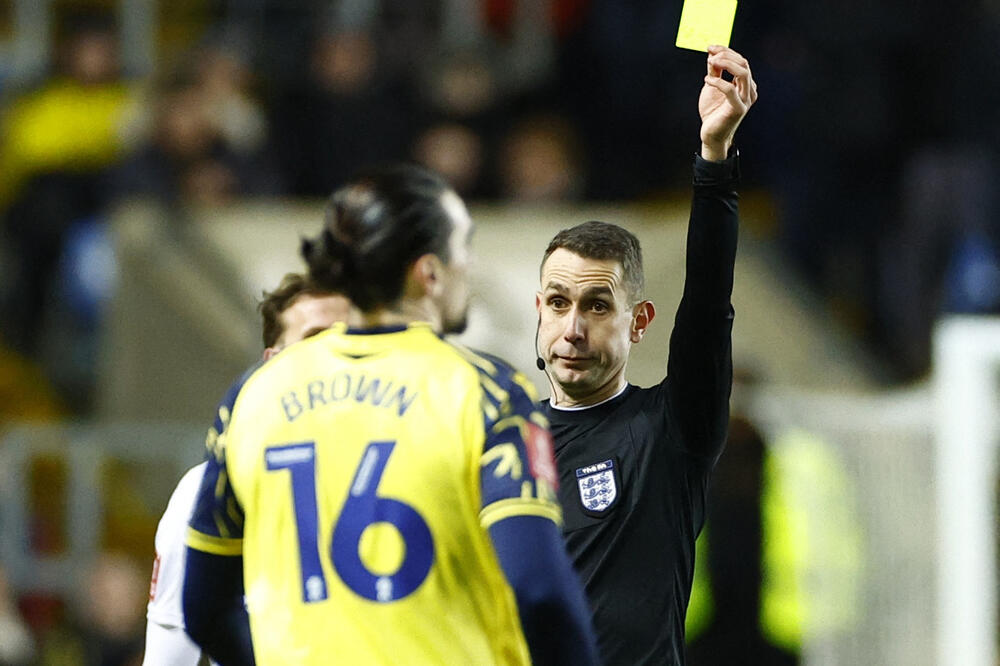 Braun dobija žuti karton protiv Arsenala, Foto: Reuters