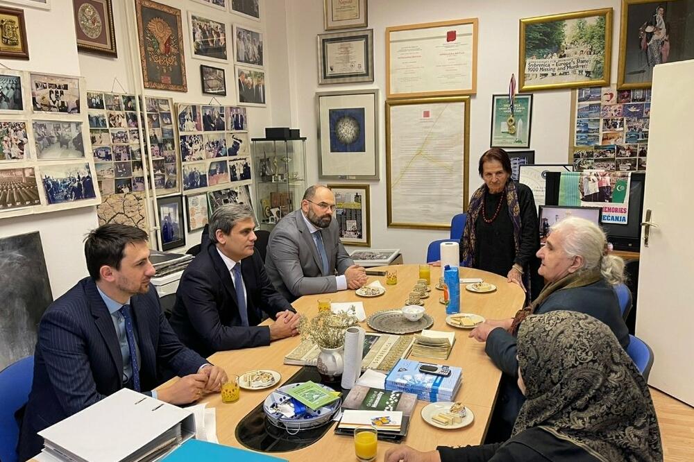 "Majke Srebrenice" sa funkcionerima BS-a (arhiva), Foto: Bošnjačka stranka