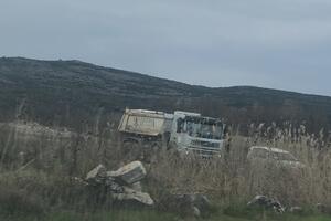 Podgorička kompanija deponovala zemlju pored puta u Tivtu