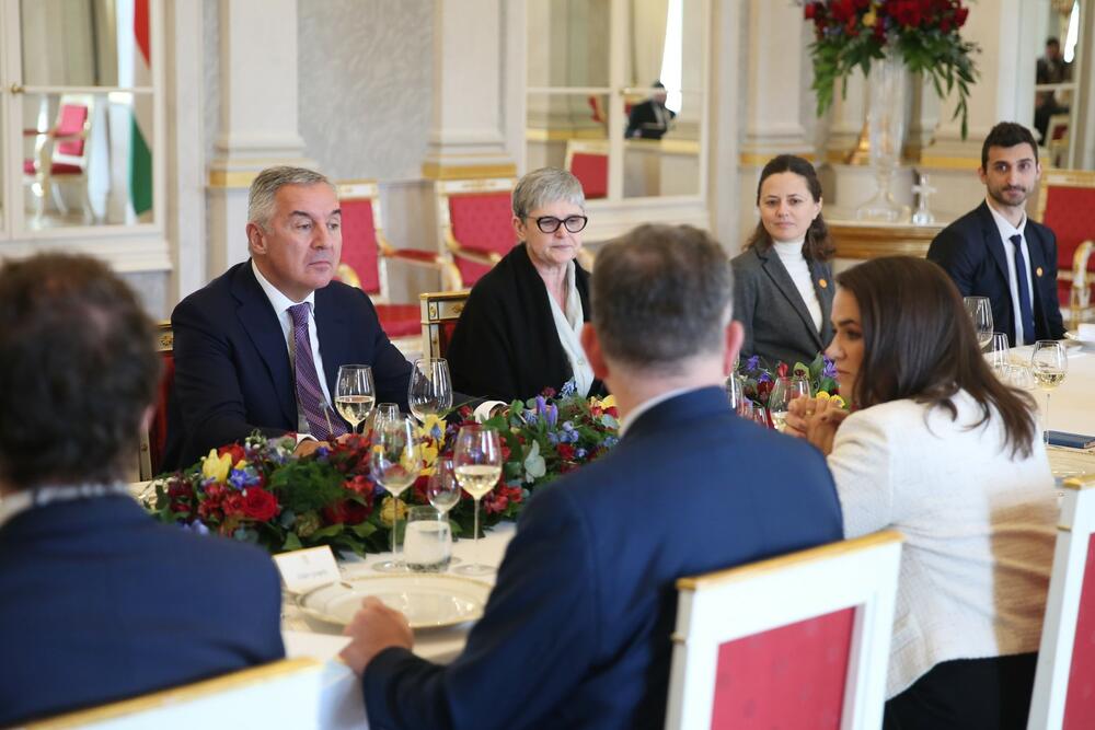 <p>Predsjednik Crne Gore u radnoj posjeti Mađarskoj - sastao se sa predsjednicom te države Katalin Novak</p>