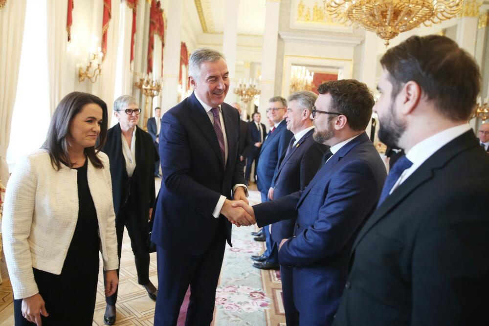 <p>Predsjednik Crne Gore u radnoj posjeti Mađarskoj - sastao se sa predsjednicom te države Katalin Novak</p>