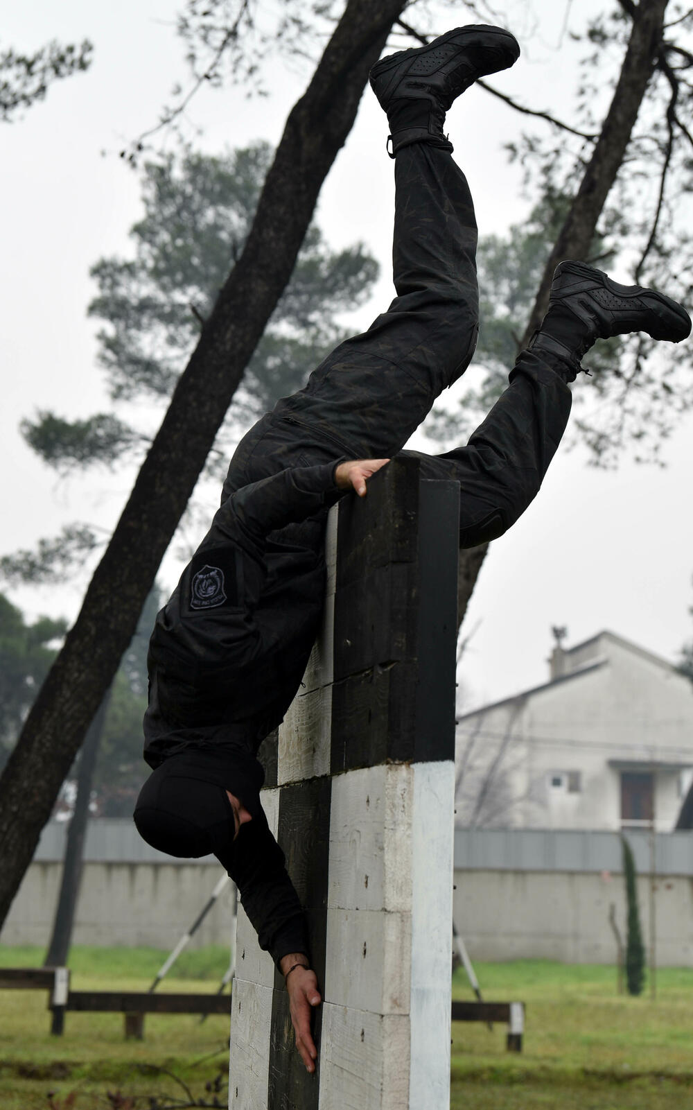 <p>U ljeto 1972. godine, nakon terorističkog napada na planini Raduša, tadašnji vrh SFRJ odlučio da na saveznom nivou i svim republikama osnuje specijalizovane snage policije. Pripadnici Protivterorističke jedinice UP svakodnevno prolaze teške treninge, obuke i samo istrajni sa jakom psihom prođu surovi dril i ostaju godinama u sastavu jedinice zadužene za visokorizične zadatke</p>
