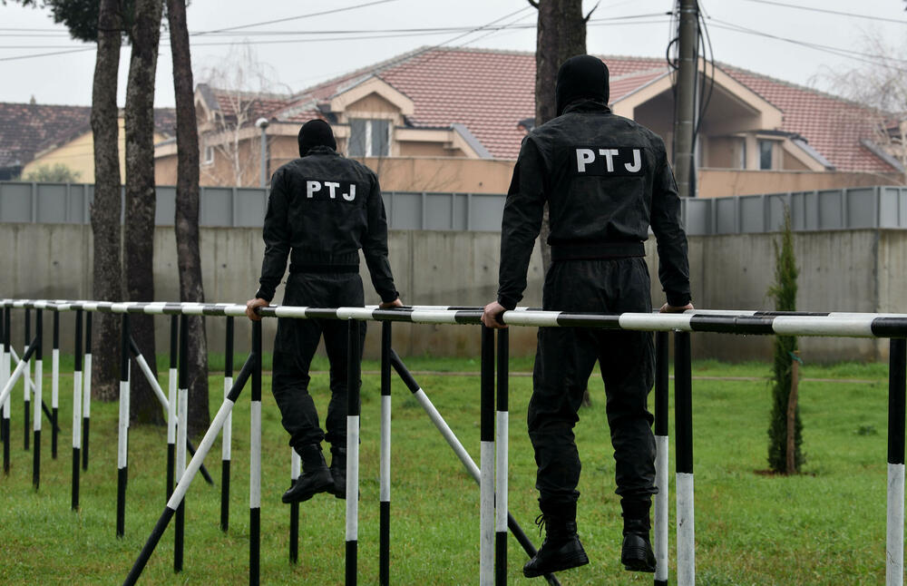 <p>U ljeto 1972. godine, nakon terorističkog napada na planini Raduša, tadašnji vrh SFRJ odlučio da na saveznom nivou i svim republikama osnuje specijalizovane snage policije. Pripadnici Protivterorističke jedinice UP svakodnevno prolaze teške treninge, obuke i samo istrajni sa jakom psihom prođu surovi dril i ostaju godinama u sastavu jedinice zadužene za visokorizične zadatke</p>