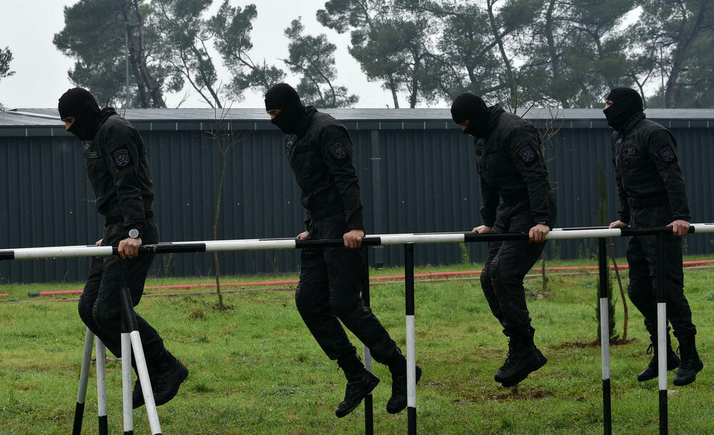 <p>U ljeto 1972. godine, nakon terorističkog napada na planini Raduša, tadašnji vrh SFRJ odlučio da na saveznom nivou i svim republikama osnuje specijalizovane snage policije. Pripadnici Protivterorističke jedinice UP svakodnevno prolaze teške treninge, obuke i samo istrajni sa jakom psihom prođu surovi dril i ostaju godinama u sastavu jedinice zadužene za visokorizične zadatke</p>