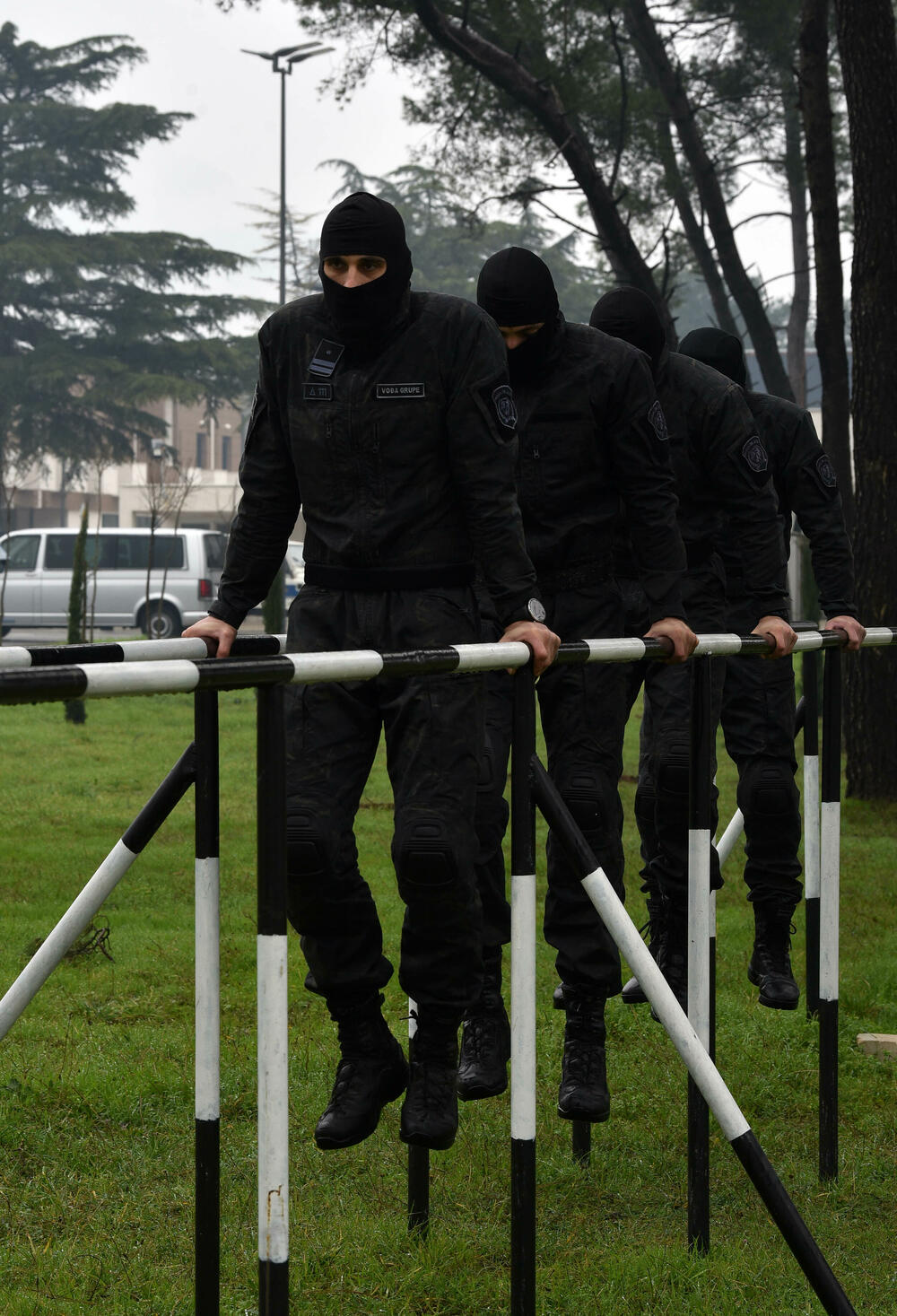 <p>U ljeto 1972. godine, nakon terorističkog napada na planini Raduša, tadašnji vrh SFRJ odlučio da na saveznom nivou i svim republikama osnuje specijalizovane snage policije. Pripadnici Protivterorističke jedinice UP svakodnevno prolaze teške treninge, obuke i samo istrajni sa jakom psihom prođu surovi dril i ostaju godinama u sastavu jedinice zadužene za visokorizične zadatke</p>