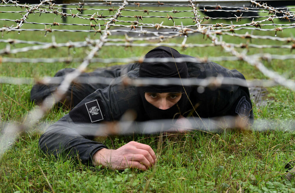 <p>U ljeto 1972. godine, nakon terorističkog napada na planini Raduša, tadašnji vrh SFRJ odlučio da na saveznom nivou i svim republikama osnuje specijalizovane snage policije. Pripadnici Protivterorističke jedinice UP svakodnevno prolaze teške treninge, obuke i samo istrajni sa jakom psihom prođu surovi dril i ostaju godinama u sastavu jedinice zadužene za visokorizične zadatke</p>