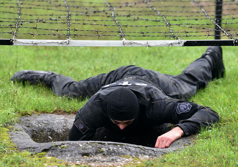 <p>U ljeto 1972. godine, nakon terorističkog napada na planini Raduša, tadašnji vrh SFRJ odlučio da na saveznom nivou i svim republikama osnuje specijalizovane snage policije. Pripadnici Protivterorističke jedinice UP svakodnevno prolaze teške treninge, obuke i samo istrajni sa jakom psihom prođu surovi dril i ostaju godinama u sastavu jedinice zadužene za visokorizične zadatke</p>