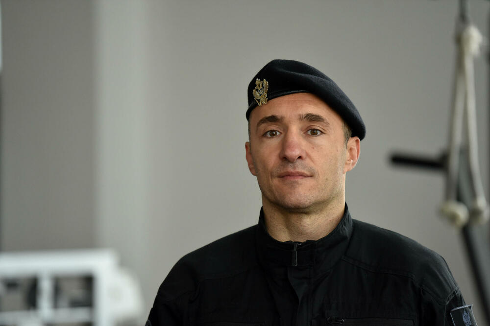 <p>U ljeto 1972. godine, nakon terorističkog napada na planini Raduša, tadašnji vrh SFRJ odlučio da na saveznom nivou i svim republikama osnuje specijalizovane snage policije. Pripadnici Protivterorističke jedinice UP svakodnevno prolaze teške treninge, obuke i samo istrajni sa jakom psihom prođu surovi dril i ostaju godinama u sastavu jedinice zadužene za visokorizične zadatke</p>