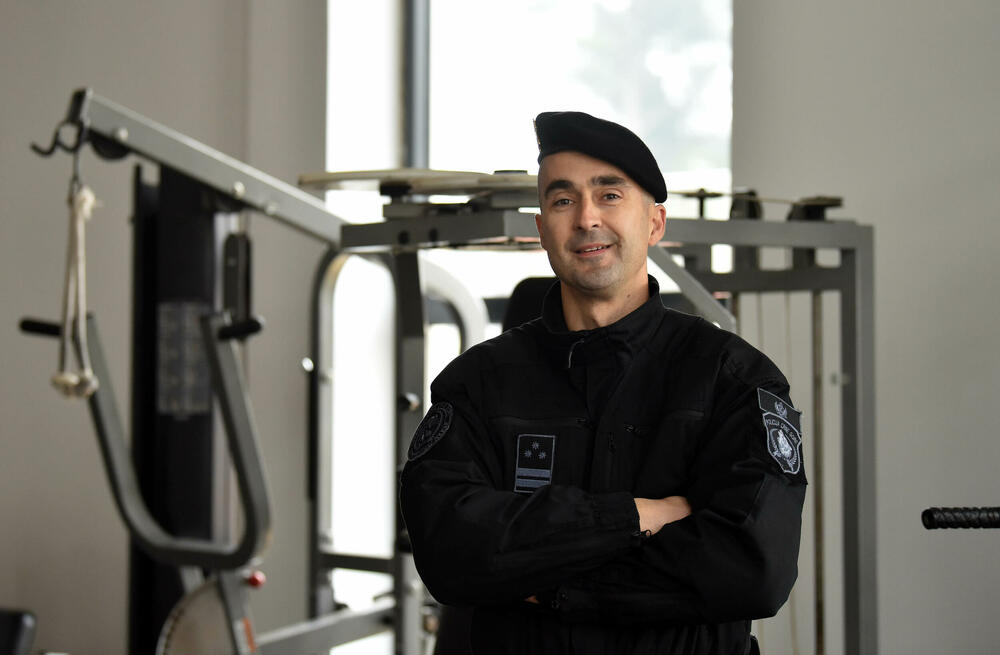 <p>U ljeto 1972. godine, nakon terorističkog napada na planini Raduša, tadašnji vrh SFRJ odlučio da na saveznom nivou i svim republikama osnuje specijalizovane snage policije. Pripadnici Protivterorističke jedinice UP svakodnevno prolaze teške treninge, obuke i samo istrajni sa jakom psihom prođu surovi dril i ostaju godinama u sastavu jedinice zadužene za visokorizične zadatke</p>