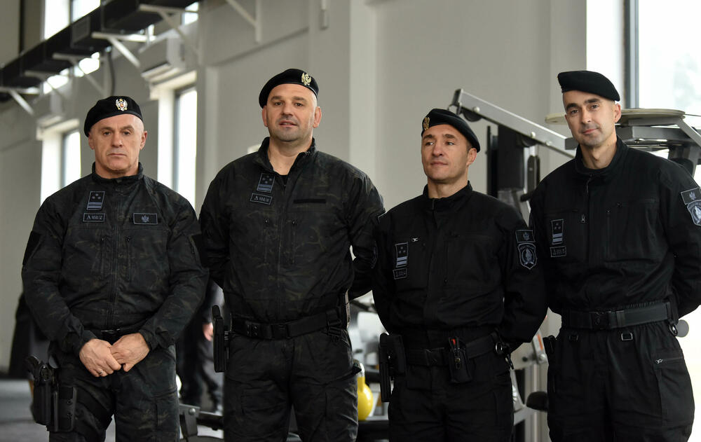 <p>U ljeto 1972. godine, nakon terorističkog napada na planini Raduša, tadašnji vrh SFRJ odlučio da na saveznom nivou i svim republikama osnuje specijalizovane snage policije. Pripadnici Protivterorističke jedinice UP svakodnevno prolaze teške treninge, obuke i samo istrajni sa jakom psihom prođu surovi dril i ostaju godinama u sastavu jedinice zadužene za visokorizične zadatke</p>