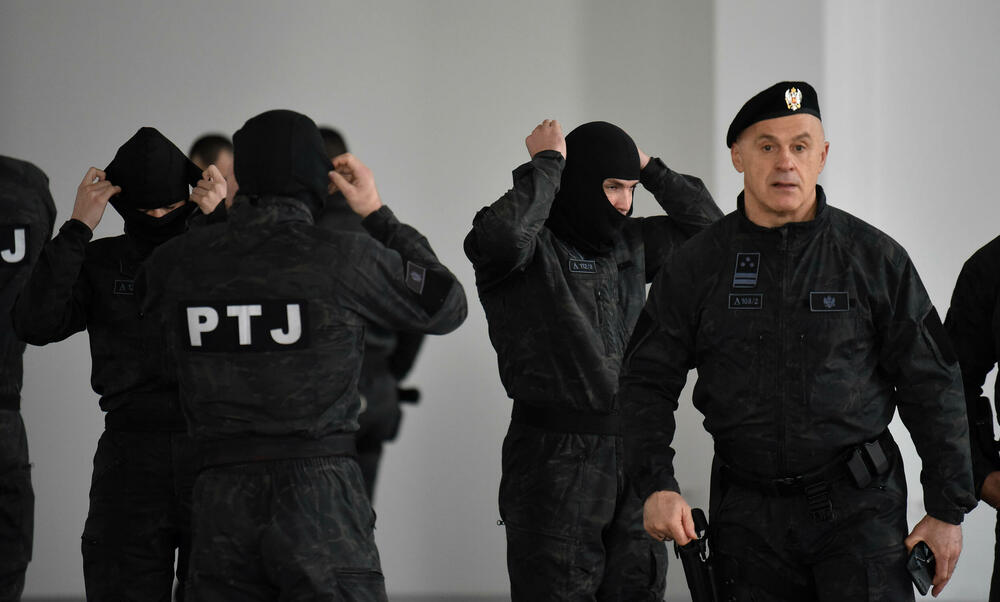 <p>U ljeto 1972. godine, nakon terorističkog napada na planini Raduša, tadašnji vrh SFRJ odlučio da na saveznom nivou i svim republikama osnuje specijalizovane snage policije. Pripadnici Protivterorističke jedinice UP svakodnevno prolaze teške treninge, obuke i samo istrajni sa jakom psihom prođu surovi dril i ostaju godinama u sastavu jedinice zadužene za visokorizične zadatke</p>