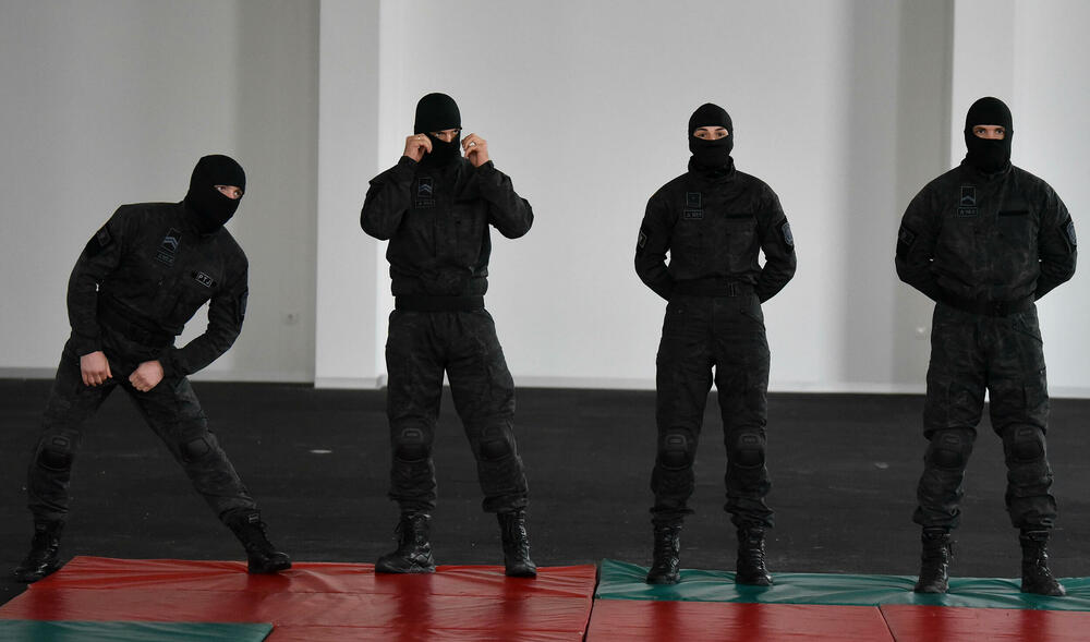 <p>U ljeto 1972. godine, nakon terorističkog napada na planini Raduša, tadašnji vrh SFRJ odlučio da na saveznom nivou i svim republikama osnuje specijalizovane snage policije. Pripadnici Protivterorističke jedinice UP svakodnevno prolaze teške treninge, obuke i samo istrajni sa jakom psihom prođu surovi dril i ostaju godinama u sastavu jedinice zadužene za visokorizične zadatke</p>