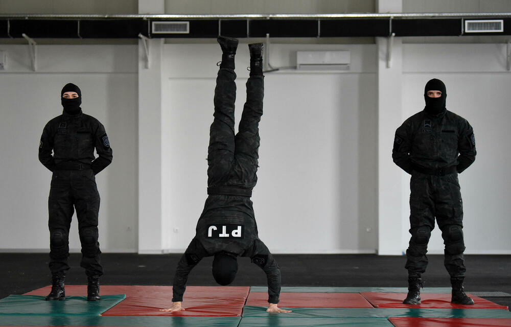 <p>U ljeto 1972. godine, nakon terorističkog napada na planini Raduša, tadašnji vrh SFRJ odlučio da na saveznom nivou i svim republikama osnuje specijalizovane snage policije. Pripadnici Protivterorističke jedinice UP svakodnevno prolaze teške treninge, obuke i samo istrajni sa jakom psihom prođu surovi dril i ostaju godinama u sastavu jedinice zadužene za visokorizične zadatke</p>