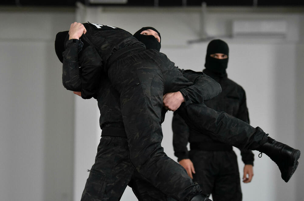 <p>U ljeto 1972. godine, nakon terorističkog napada na planini Raduša, tadašnji vrh SFRJ odlučio da na saveznom nivou i svim republikama osnuje specijalizovane snage policije. Pripadnici Protivterorističke jedinice UP svakodnevno prolaze teške treninge, obuke i samo istrajni sa jakom psihom prođu surovi dril i ostaju godinama u sastavu jedinice zadužene za visokorizične zadatke</p>