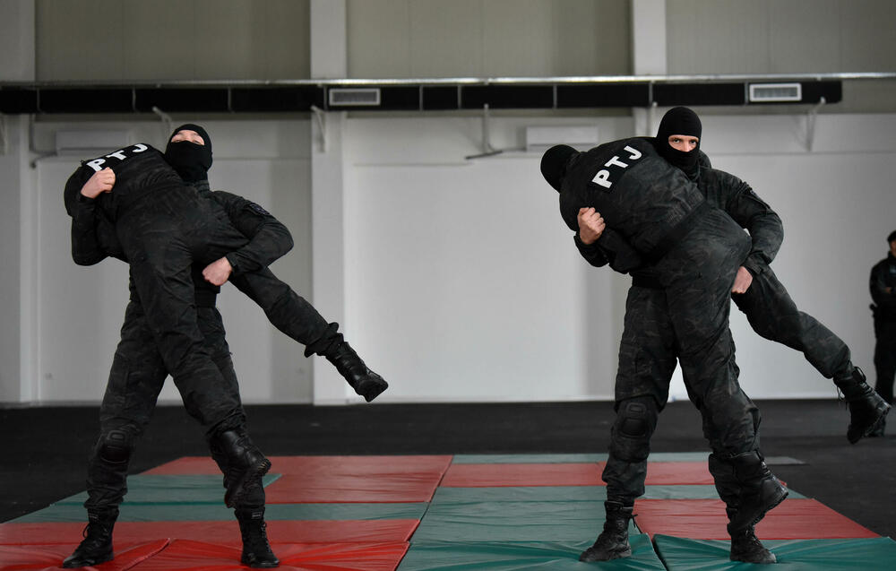 <p>U ljeto 1972. godine, nakon terorističkog napada na planini Raduša, tadašnji vrh SFRJ odlučio da na saveznom nivou i svim republikama osnuje specijalizovane snage policije. Pripadnici Protivterorističke jedinice UP svakodnevno prolaze teške treninge, obuke i samo istrajni sa jakom psihom prođu surovi dril i ostaju godinama u sastavu jedinice zadužene za visokorizične zadatke</p>