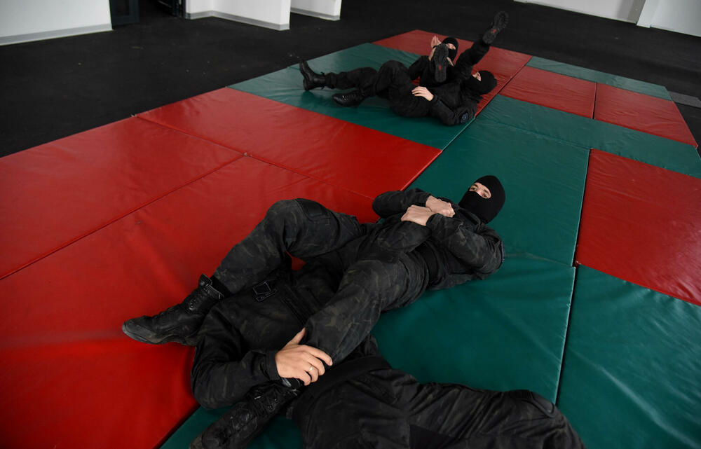 <p>U ljeto 1972. godine, nakon terorističkog napada na planini Raduša, tadašnji vrh SFRJ odlučio da na saveznom nivou i svim republikama osnuje specijalizovane snage policije. Pripadnici Protivterorističke jedinice UP svakodnevno prolaze teške treninge, obuke i samo istrajni sa jakom psihom prođu surovi dril i ostaju godinama u sastavu jedinice zadužene za visokorizične zadatke</p>