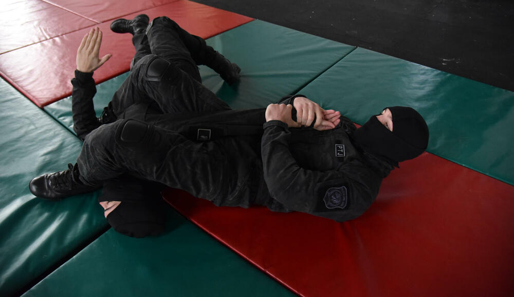 <p>U ljeto 1972. godine, nakon terorističkog napada na planini Raduša, tadašnji vrh SFRJ odlučio da na saveznom nivou i svim republikama osnuje specijalizovane snage policije. Pripadnici Protivterorističke jedinice UP svakodnevno prolaze teške treninge, obuke i samo istrajni sa jakom psihom prođu surovi dril i ostaju godinama u sastavu jedinice zadužene za visokorizične zadatke</p>