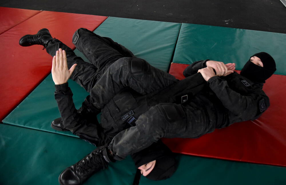 <p>U ljeto 1972. godine, nakon terorističkog napada na planini Raduša, tadašnji vrh SFRJ odlučio da na saveznom nivou i svim republikama osnuje specijalizovane snage policije. Pripadnici Protivterorističke jedinice UP svakodnevno prolaze teške treninge, obuke i samo istrajni sa jakom psihom prođu surovi dril i ostaju godinama u sastavu jedinice zadužene za visokorizične zadatke</p>