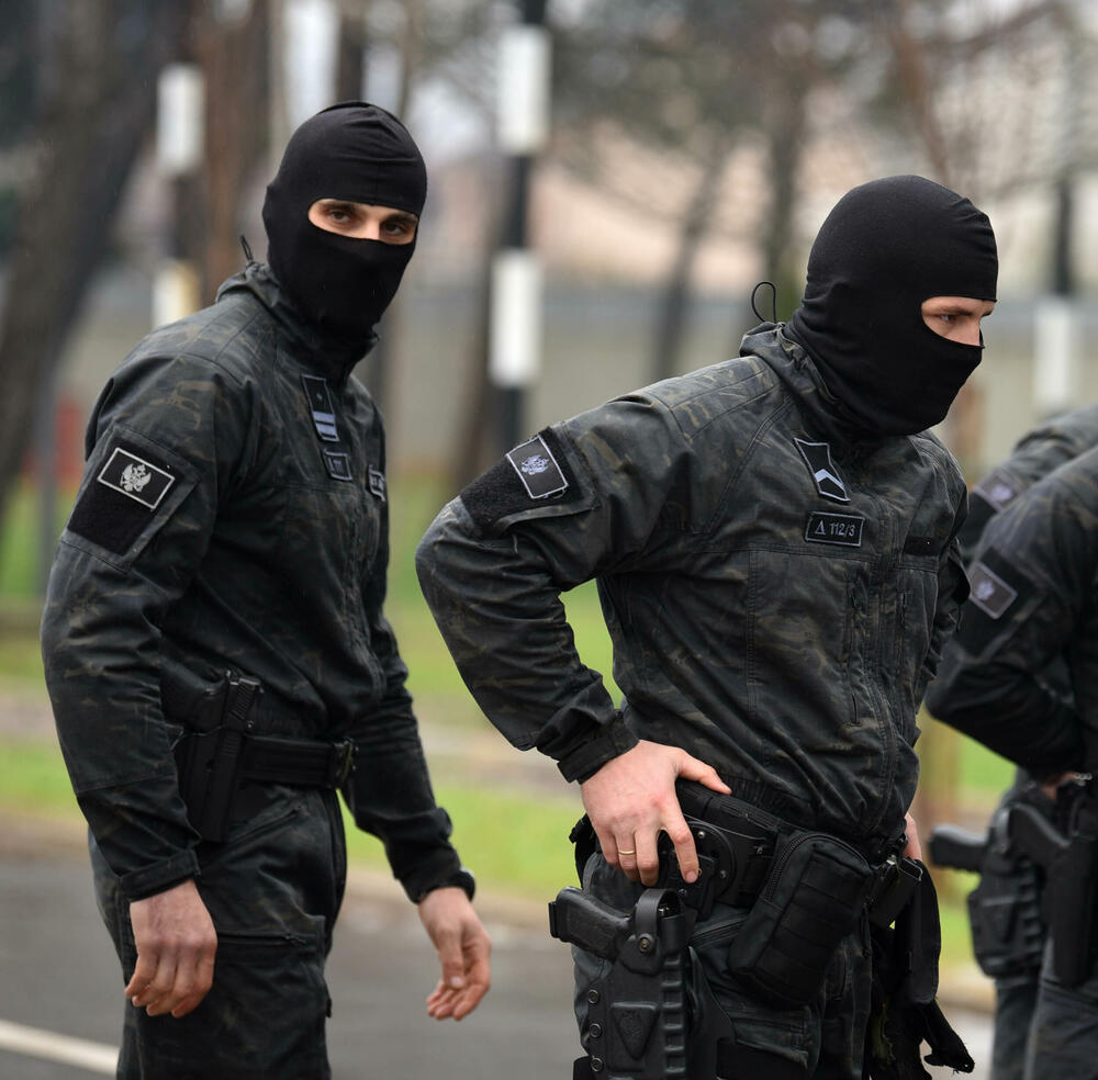 <p>U ljeto 1972. godine, nakon terorističkog napada na planini Raduša, tadašnji vrh SFRJ odlučio da na saveznom nivou i svim republikama osnuje specijalizovane snage policije. Pripadnici Protivterorističke jedinice UP svakodnevno prolaze teške treninge, obuke i samo istrajni sa jakom psihom prođu surovi dril i ostaju godinama u sastavu jedinice zadužene za visokorizične zadatke</p>