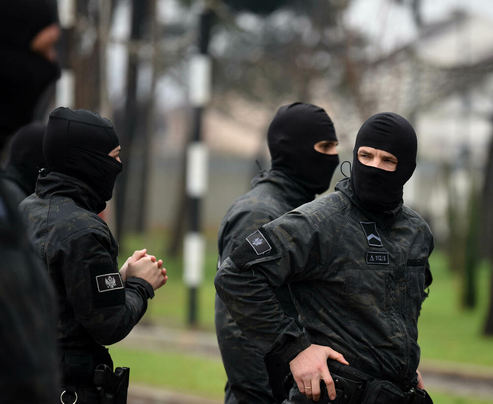 <p>U ljeto 1972. godine, nakon terorističkog napada na planini Raduša, tadašnji vrh SFRJ odlučio da na saveznom nivou i svim republikama osnuje specijalizovane snage policije. Pripadnici Protivterorističke jedinice UP svakodnevno prolaze teške treninge, obuke i samo istrajni sa jakom psihom prođu surovi dril i ostaju godinama u sastavu jedinice zadužene za visokorizične zadatke</p>