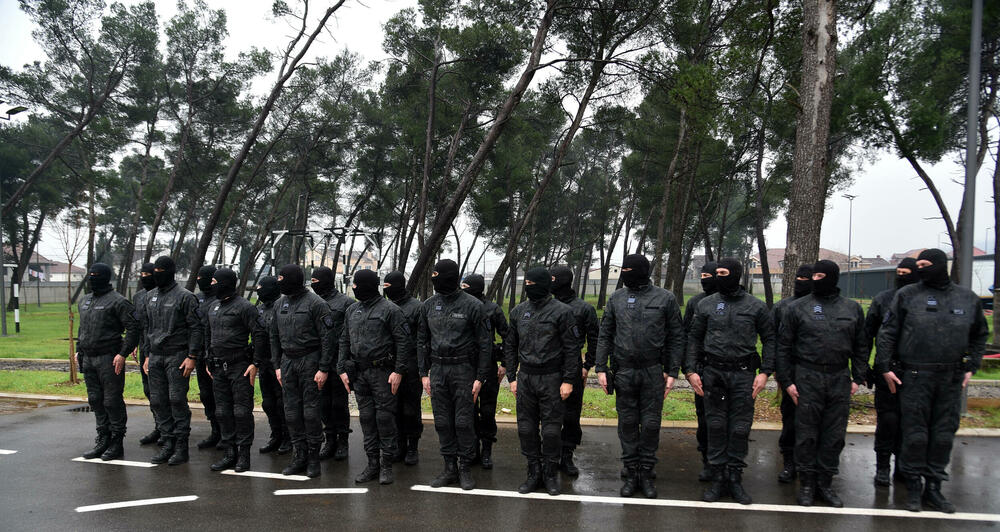 <p>U ljeto 1972. godine, nakon terorističkog napada na planini Raduša, tadašnji vrh SFRJ odlučio da na saveznom nivou i svim republikama osnuje specijalizovane snage policije. Pripadnici Protivterorističke jedinice UP svakodnevno prolaze teške treninge, obuke i samo istrajni sa jakom psihom prođu surovi dril i ostaju godinama u sastavu jedinice zadužene za visokorizične zadatke</p>