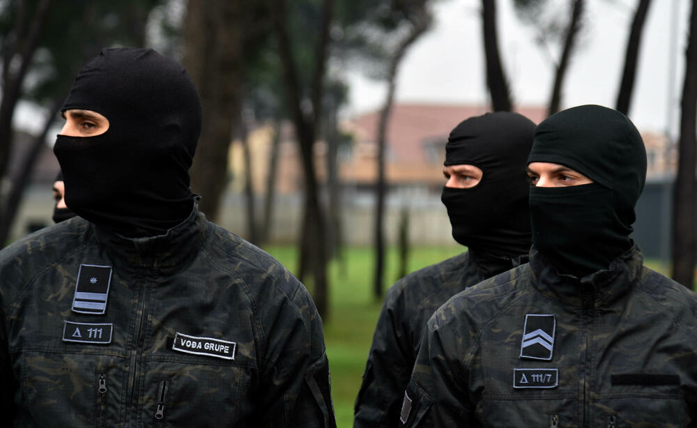 <p>U ljeto 1972. godine, nakon terorističkog napada na planini Raduša, tadašnji vrh SFRJ odlučio da na saveznom nivou i svim republikama osnuje specijalizovane snage policije. Pripadnici Protivterorističke jedinice UP svakodnevno prolaze teške treninge, obuke i samo istrajni sa jakom psihom prođu surovi dril i ostaju godinama u sastavu jedinice zadužene za visokorizične zadatke</p>