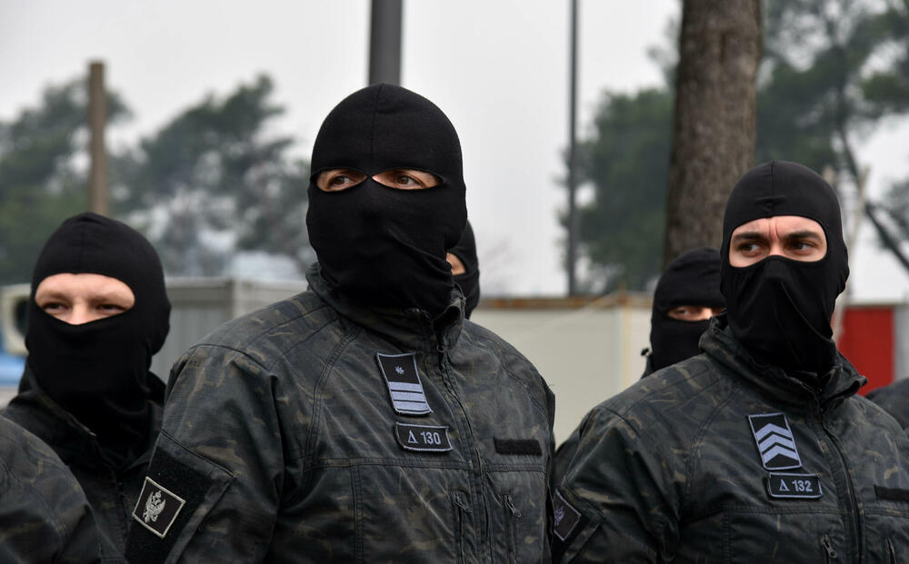 <p>U ljeto 1972. godine, nakon terorističkog napada na planini Raduša, tadašnji vrh SFRJ odlučio da na saveznom nivou i svim republikama osnuje specijalizovane snage policije. Pripadnici Protivterorističke jedinice UP svakodnevno prolaze teške treninge, obuke i samo istrajni sa jakom psihom prođu surovi dril i ostaju godinama u sastavu jedinice zadužene za visokorizične zadatke</p>