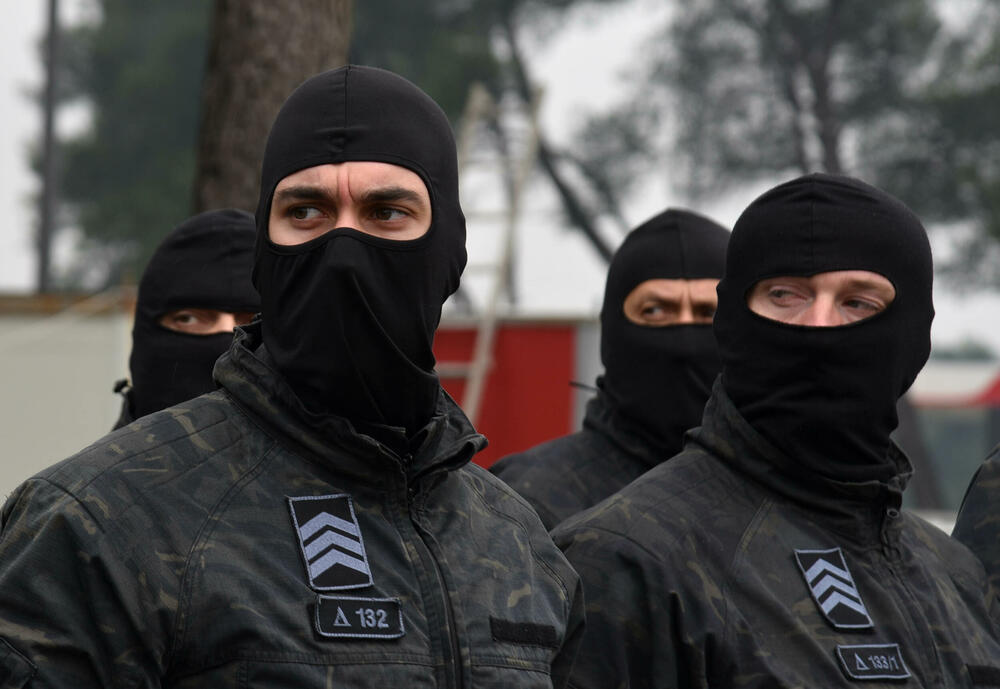 <p>U ljeto 1972. godine, nakon terorističkog napada na planini Raduša, tadašnji vrh SFRJ odlučio da na saveznom nivou i svim republikama osnuje specijalizovane snage policije. Pripadnici Protivterorističke jedinice UP svakodnevno prolaze teške treninge, obuke i samo istrajni sa jakom psihom prođu surovi dril i ostaju godinama u sastavu jedinice zadužene za visokorizične zadatke</p>