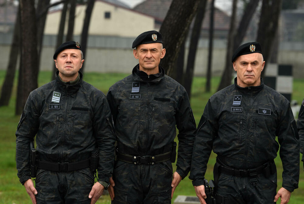 <p>U ljeto 1972. godine, nakon terorističkog napada na planini Raduša, tadašnji vrh SFRJ odlučio da na saveznom nivou i svim republikama osnuje specijalizovane snage policije. Pripadnici Protivterorističke jedinice UP svakodnevno prolaze teške treninge, obuke i samo istrajni sa jakom psihom prođu surovi dril i ostaju godinama u sastavu jedinice zadužene za visokorizične zadatke</p>