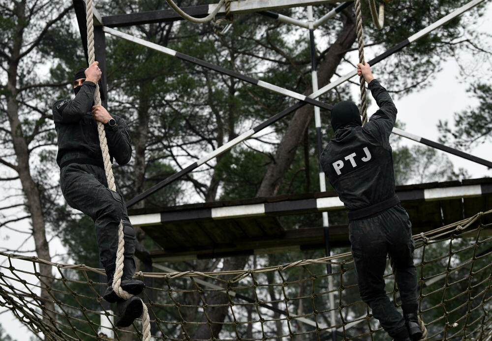 <p>U ljeto 1972. godine, nakon terorističkog napada na planini Raduša, tadašnji vrh SFRJ odlučio da na saveznom nivou i svim republikama osnuje specijalizovane snage policije. Pripadnici Protivterorističke jedinice UP svakodnevno prolaze teške treninge, obuke i samo istrajni sa jakom psihom prođu surovi dril i ostaju godinama u sastavu jedinice zadužene za visokorizične zadatke</p>