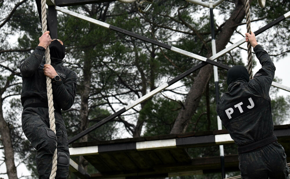 <p>U ljeto 1972. godine, nakon terorističkog napada na planini Raduša, tadašnji vrh SFRJ odlučio da na saveznom nivou i svim republikama osnuje specijalizovane snage policije. Pripadnici Protivterorističke jedinice UP svakodnevno prolaze teške treninge, obuke i samo istrajni sa jakom psihom prođu surovi dril i ostaju godinama u sastavu jedinice zadužene za visokorizične zadatke</p>