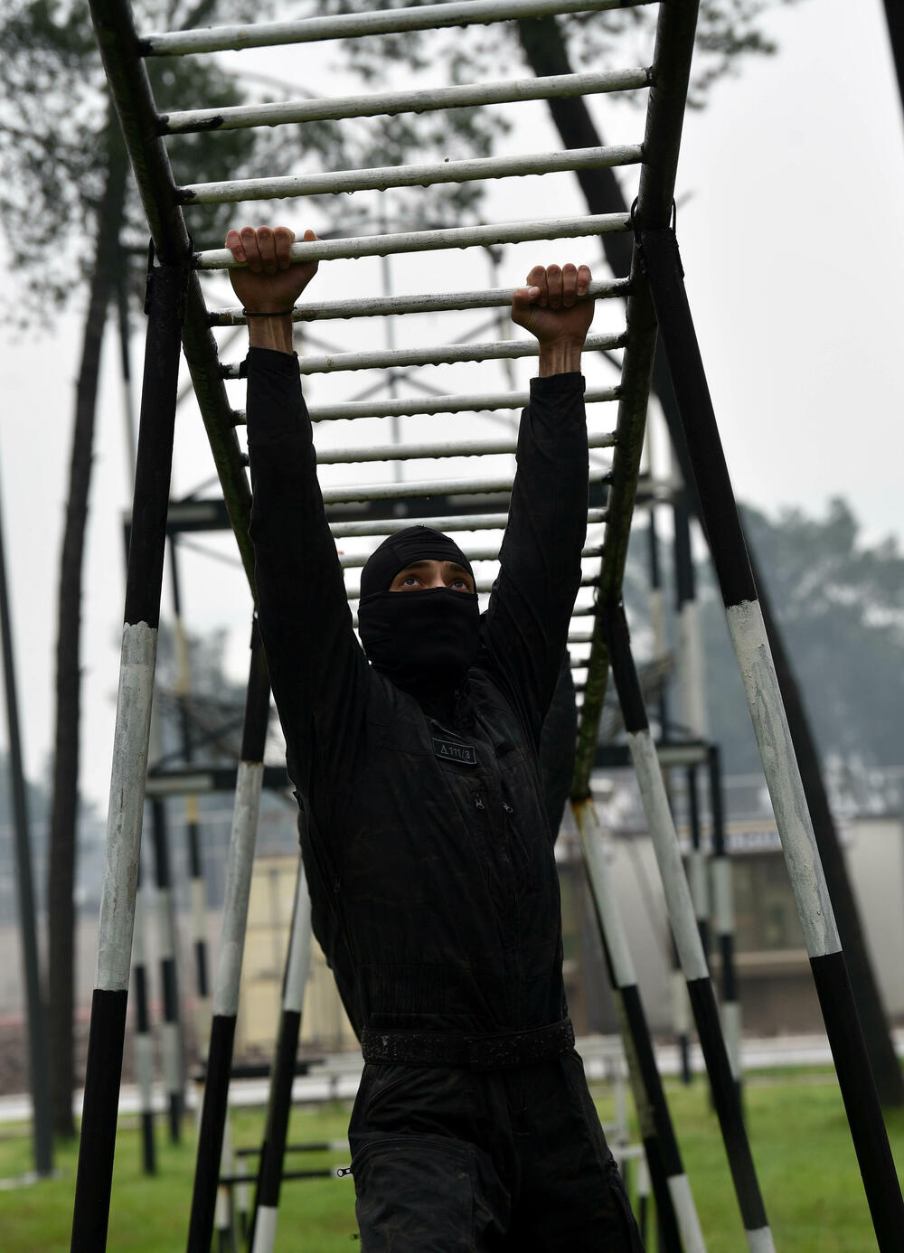 <p>U ljeto 1972. godine, nakon terorističkog napada na planini Raduša, tadašnji vrh SFRJ odlučio da na saveznom nivou i svim republikama osnuje specijalizovane snage policije. Pripadnici Protivterorističke jedinice UP svakodnevno prolaze teške treninge, obuke i samo istrajni sa jakom psihom prođu surovi dril i ostaju godinama u sastavu jedinice zadužene za visokorizične zadatke</p>