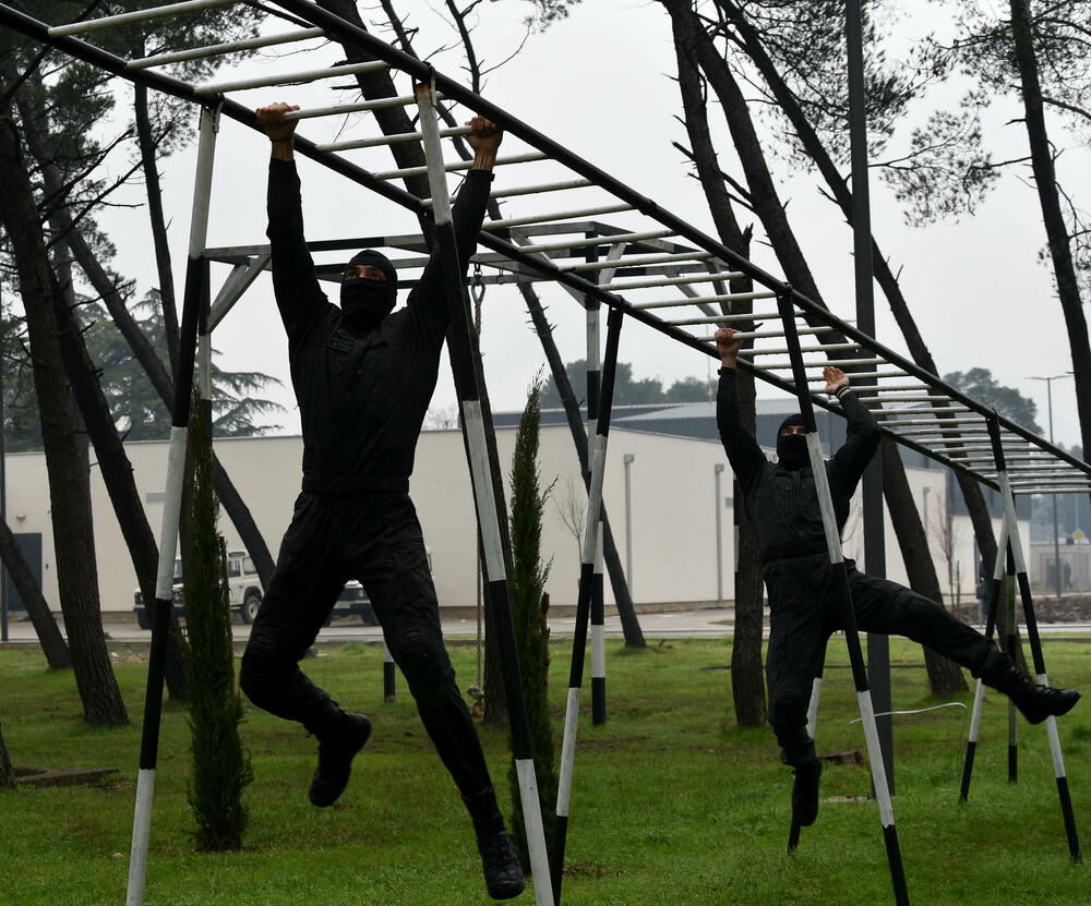 <p>U ljeto 1972. godine, nakon terorističkog napada na planini Raduša, tadašnji vrh SFRJ odlučio da na saveznom nivou i svim republikama osnuje specijalizovane snage policije. Pripadnici Protivterorističke jedinice UP svakodnevno prolaze teške treninge, obuke i samo istrajni sa jakom psihom prođu surovi dril i ostaju godinama u sastavu jedinice zadužene za visokorizične zadatke</p>