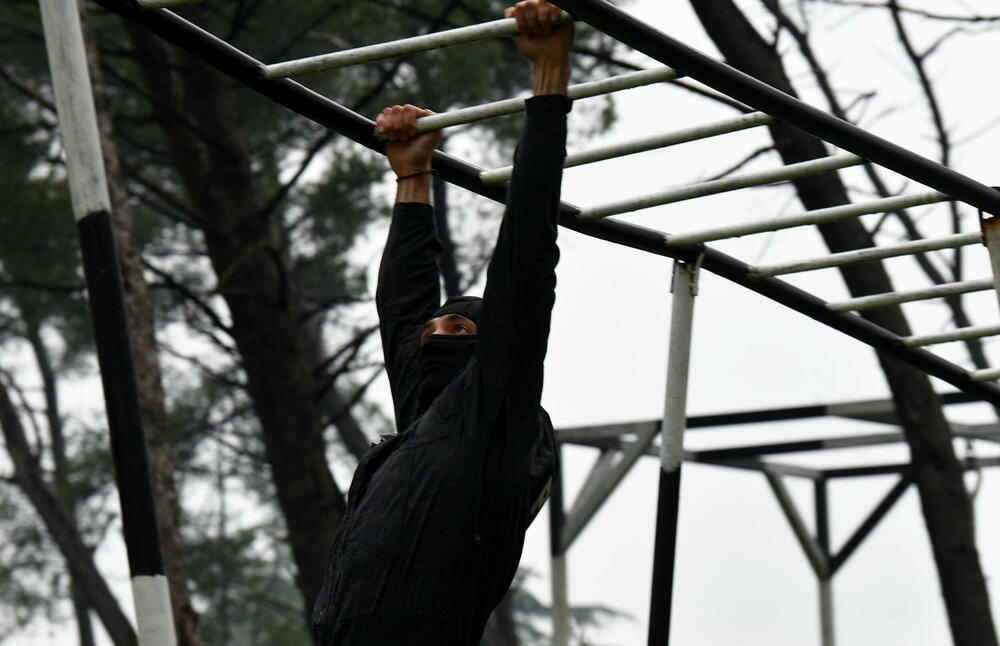 <p>U ljeto 1972. godine, nakon terorističkog napada na planini Raduša, tadašnji vrh SFRJ odlučio da na saveznom nivou i svim republikama osnuje specijalizovane snage policije. Pripadnici Protivterorističke jedinice UP svakodnevno prolaze teške treninge, obuke i samo istrajni sa jakom psihom prođu surovi dril i ostaju godinama u sastavu jedinice zadužene za visokorizične zadatke</p>